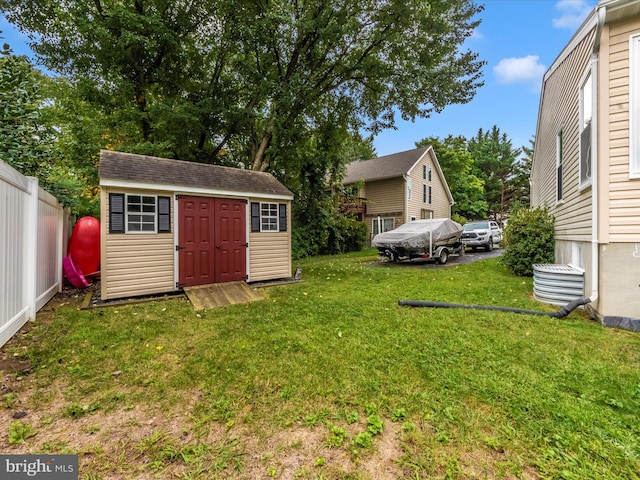 view of yard featuring a shed