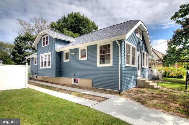 view of front of house featuring a front lawn