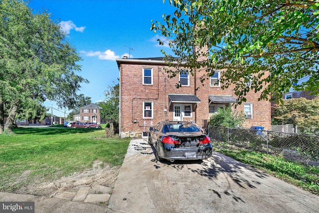 view of front facade with a front yard