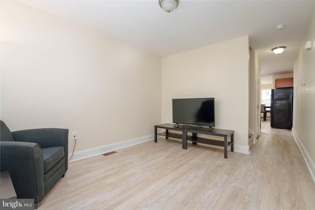 1121 Ward St, Baltimore, MD 21230 - living area with light wood finished floors and baseboards