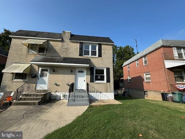 view of front of property featuring a front yard