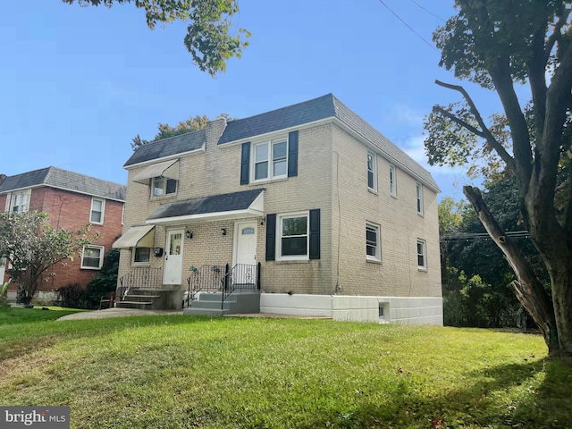 view of front facade with a front lawn