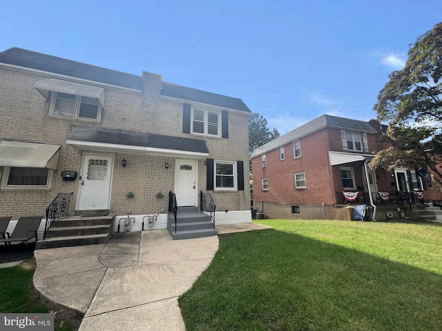 view of front of house featuring a front lawn