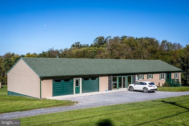 view of front of home featuring a front lawn and a garage