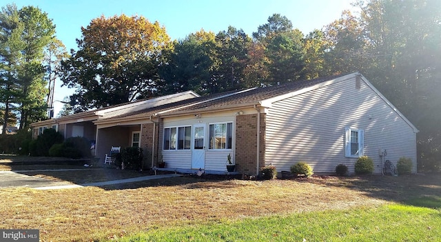 single story home with a front yard