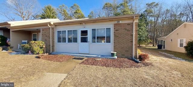 view of front facade featuring brick siding