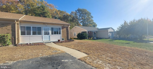 single story home with a front yard