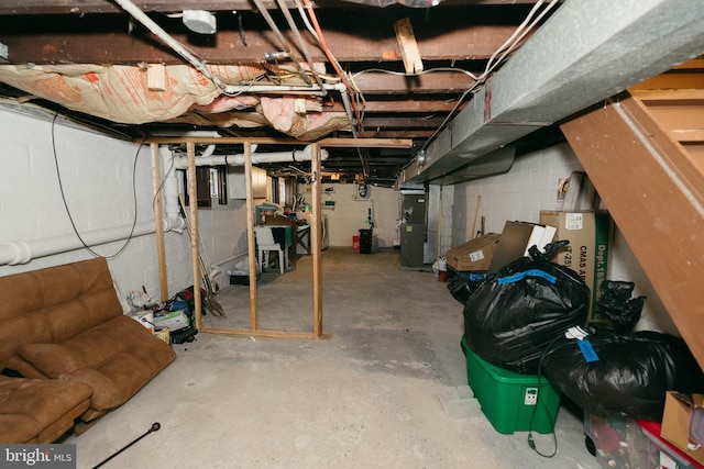 basement with heating unit and washer / clothes dryer