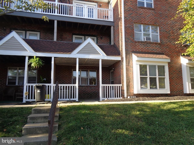 view of front facade featuring a front yard