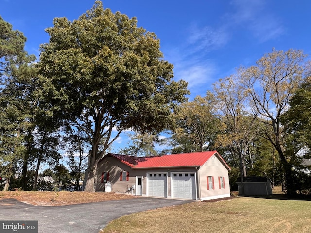 view of front facade featuring a front yard and a garage