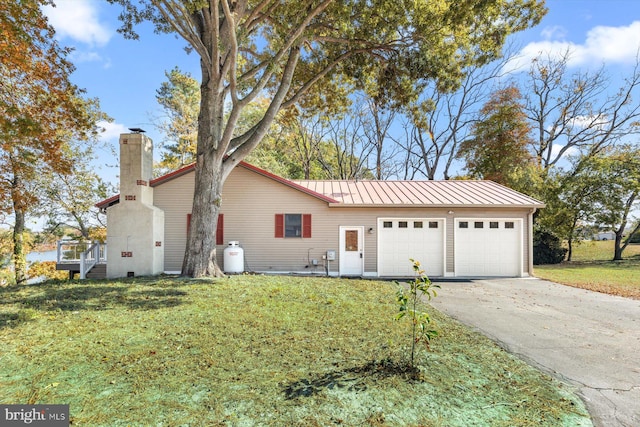 view of front of house featuring a garage and a front lawn