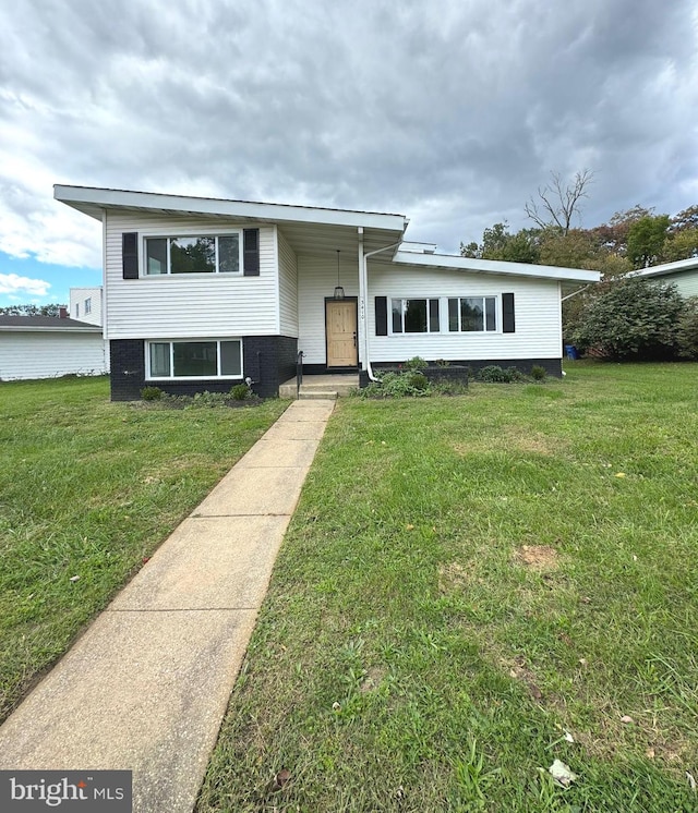 view of front of property with a front lawn