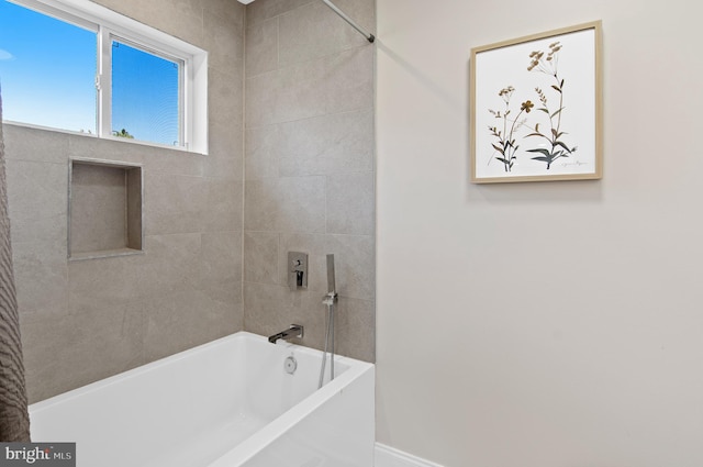 bathroom featuring tiled shower / bath combo