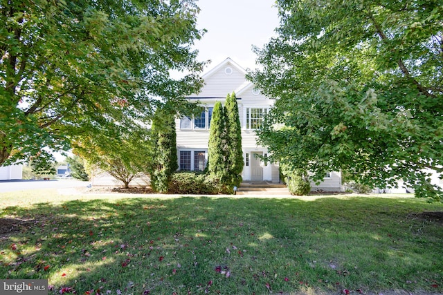 view of front of home featuring a front lawn