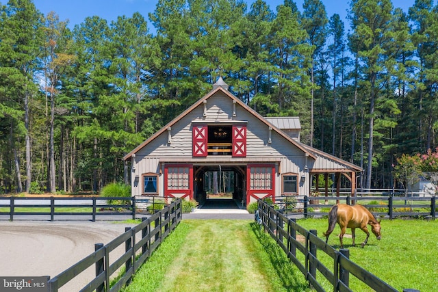 view of front of house featuring a front lawn