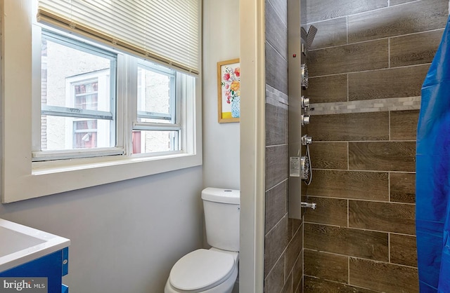 bathroom with a shower with curtain, vanity, and toilet