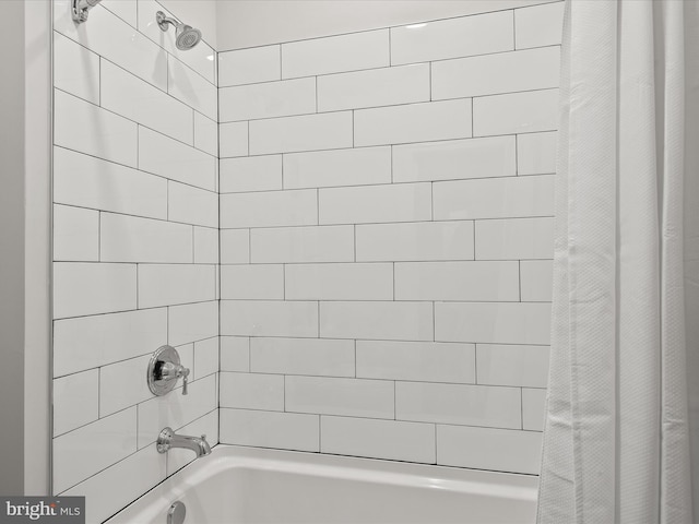 bathroom featuring shower / tub combo