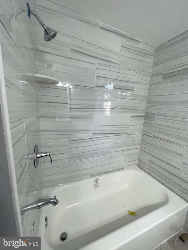 bathroom with tiled shower / bath combo