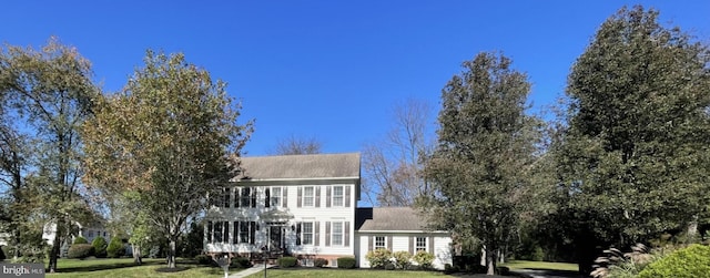 view of front of house with a front lawn