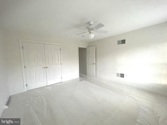 unfurnished bedroom with ceiling fan and a closet