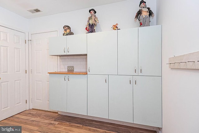 room details featuring tasteful backsplash and wood-type flooring