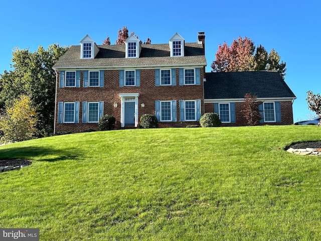 colonial house featuring a front yard