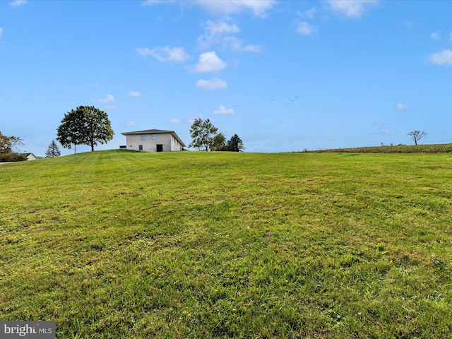 view of yard featuring a rural view