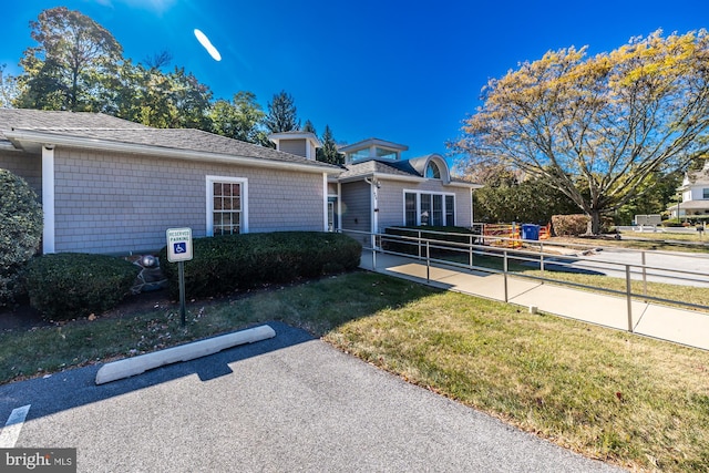 single story home featuring a front lawn