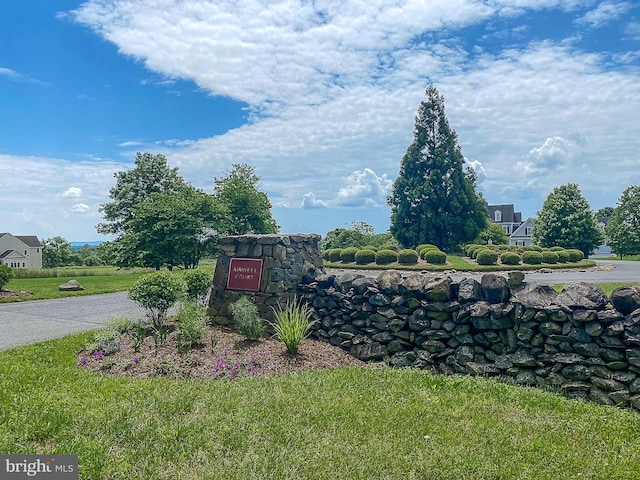 community sign with a lawn