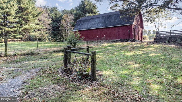 view of yard featuring an outdoor structure