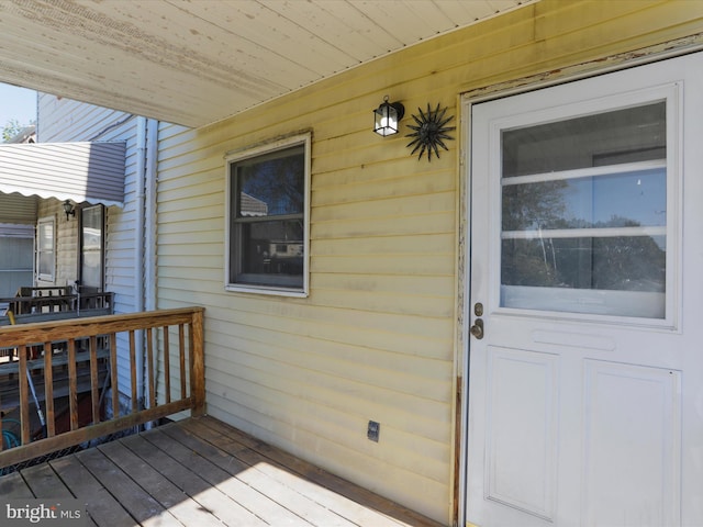 property entrance with a wooden deck