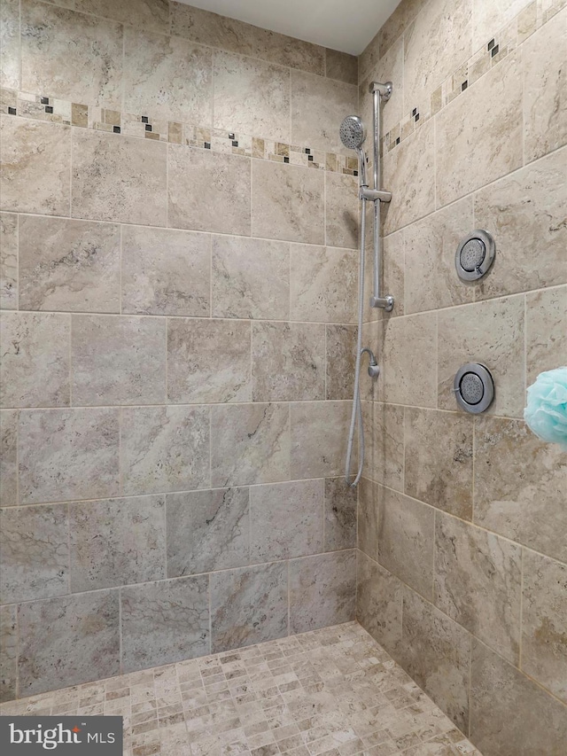 full bathroom featuring tiled shower