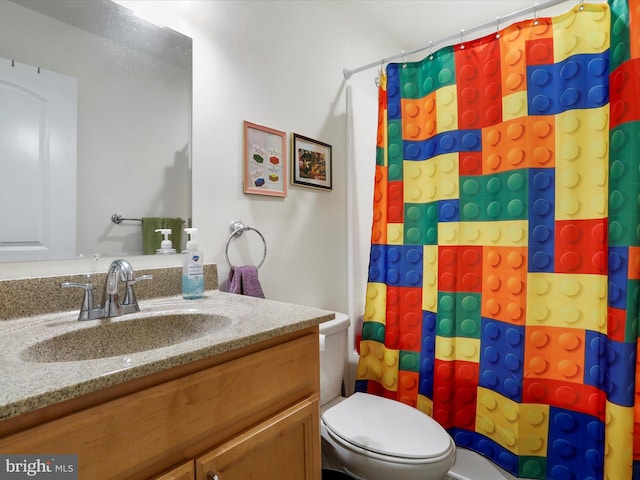 full bathroom featuring a shower with curtain, toilet, and vanity
