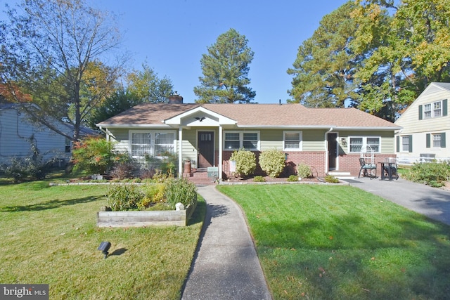 view of front facade with a front yard