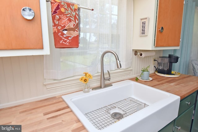 interior details with light hardwood / wood-style flooring and sink