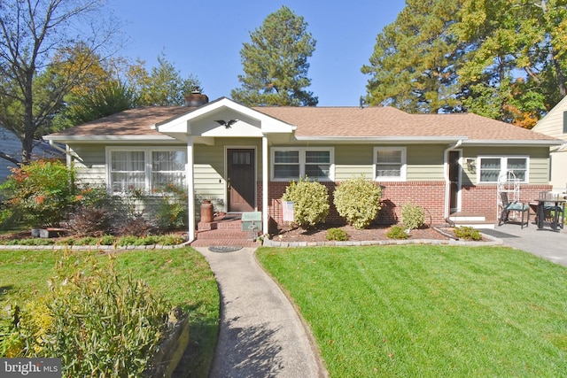 view of front of property featuring a front lawn