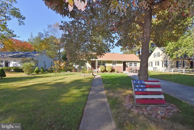 view of front of home featuring a front yard