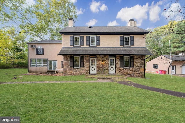 view of front of house featuring a front lawn