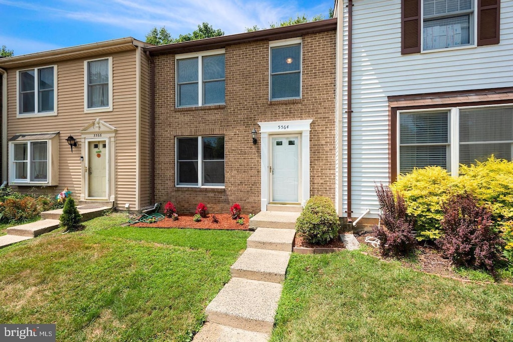 view of property featuring a front yard