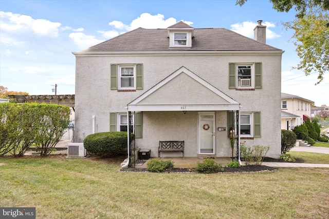 view of front of property featuring a front lawn and a porch