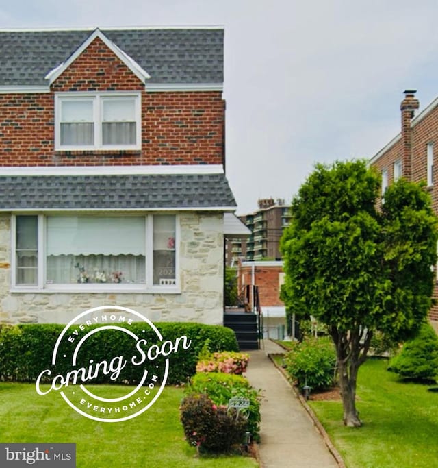 view of front of house featuring a front yard