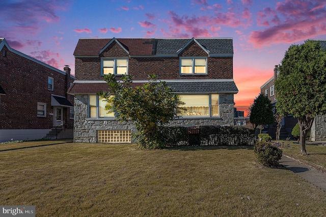 view of front of house featuring a yard