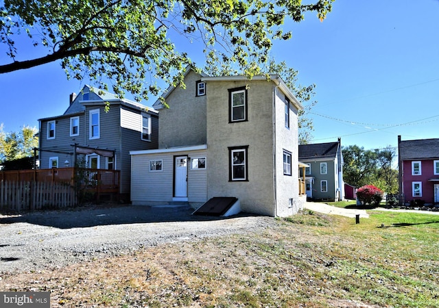 view of front of house featuring a front lawn