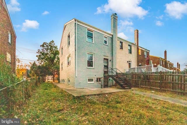 back of house featuring a lawn