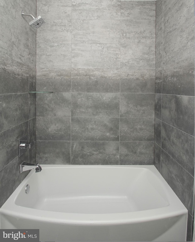 bathroom with tiled shower / bath combo