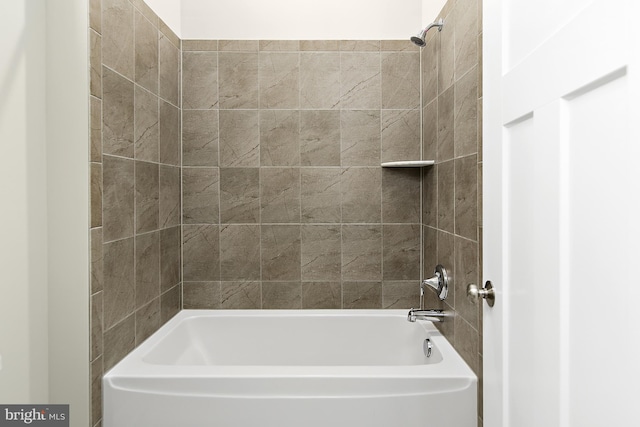 bathroom featuring tiled shower / bath