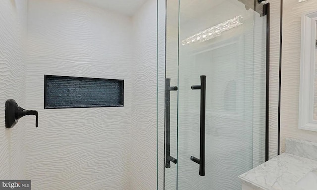 bathroom featuring tiled shower