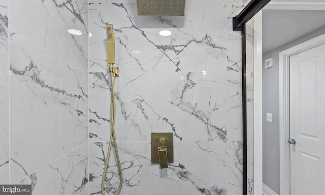 room details featuring tiled shower