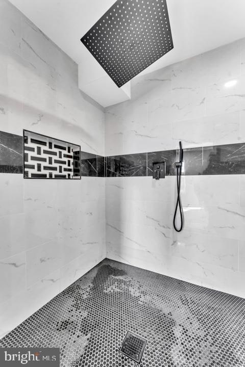 interior space featuring tiled shower