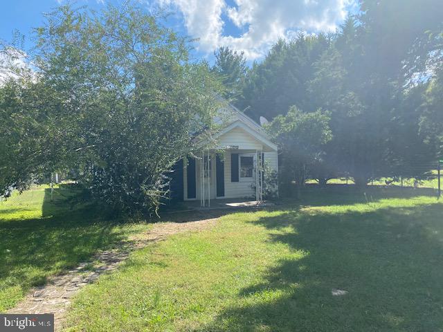 view of front of house featuring a front lawn